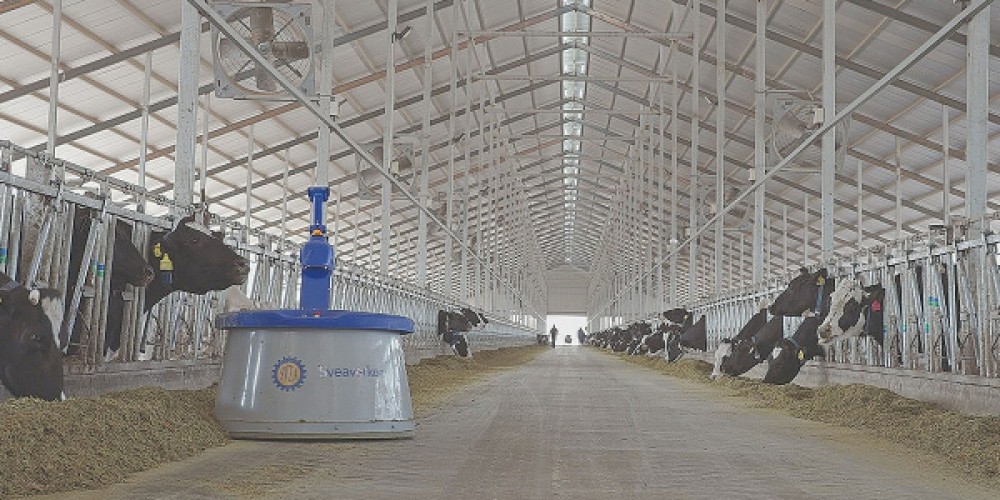 AI-powered robotic feed pusher